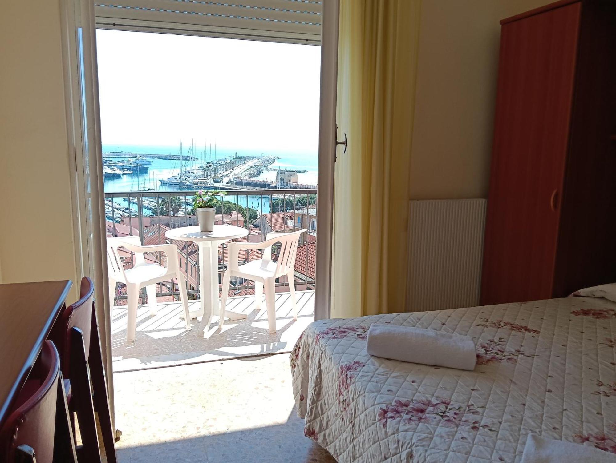 Hotel Robinia Imperia Ngoại thất bức ảnh