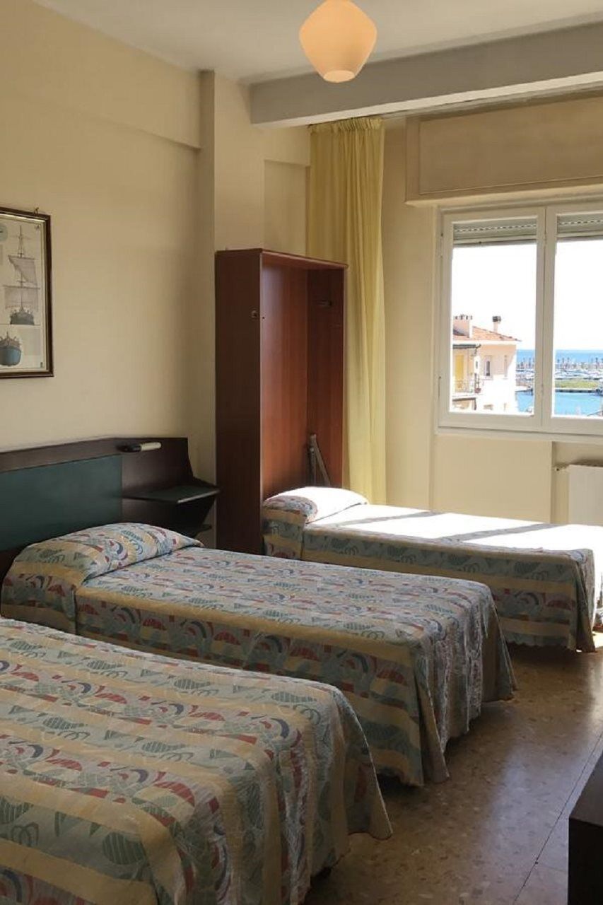 Hotel Robinia Imperia Ngoại thất bức ảnh